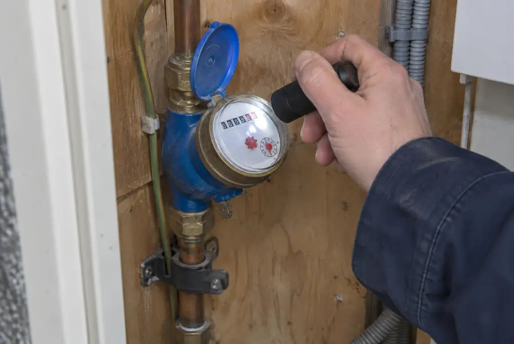 Lekdetectie De Bilt – watermeter in de meterkast controleren met een zaklamp